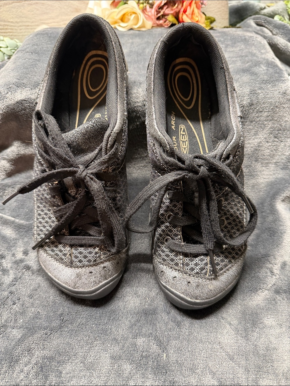 KEEN Mercer women’s shoe black and silver diamond pattern size 8.5